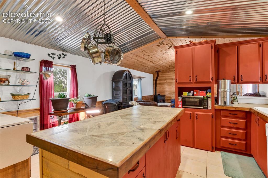Image 18 of 44: Kitchen