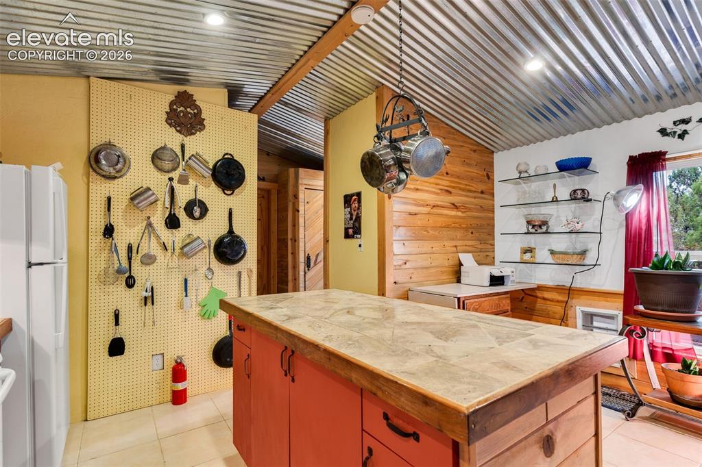Image 19 of 44: Kitchen