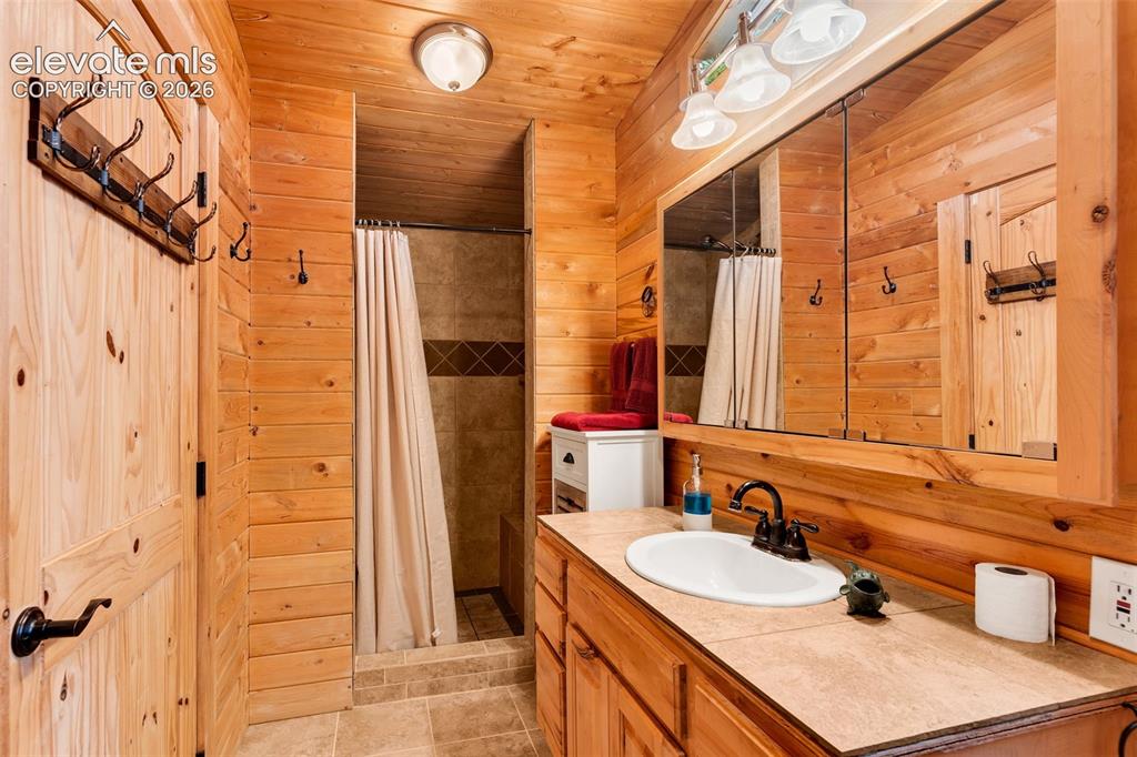 Image 26 of 44: Bathroom