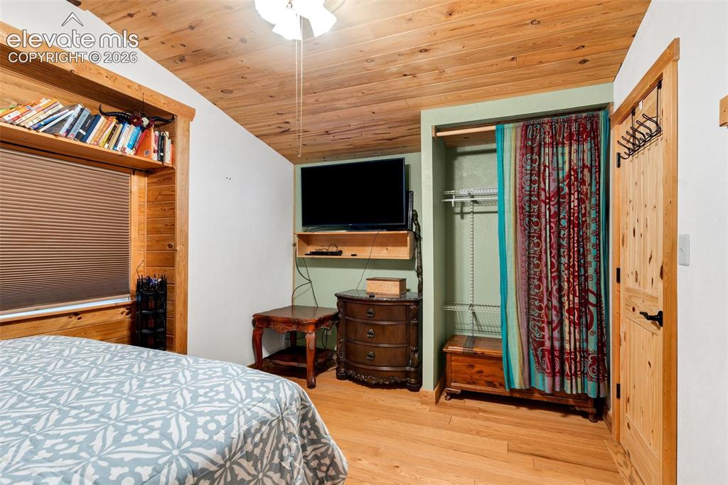 Image 31 of 44: Bedroom