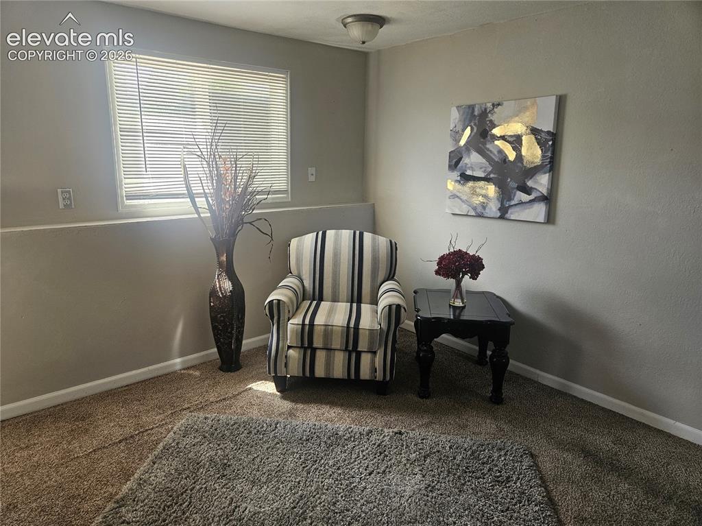 Image 10 of 11: Sitting Room