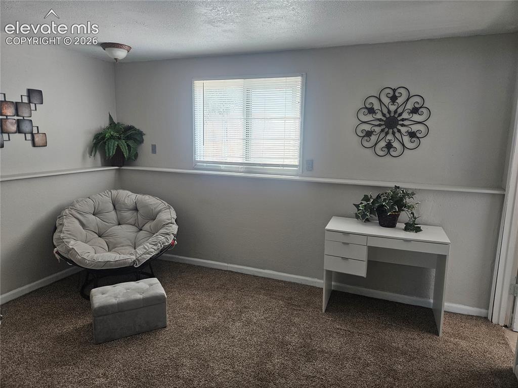 Image 4 of 11: Sitting Room