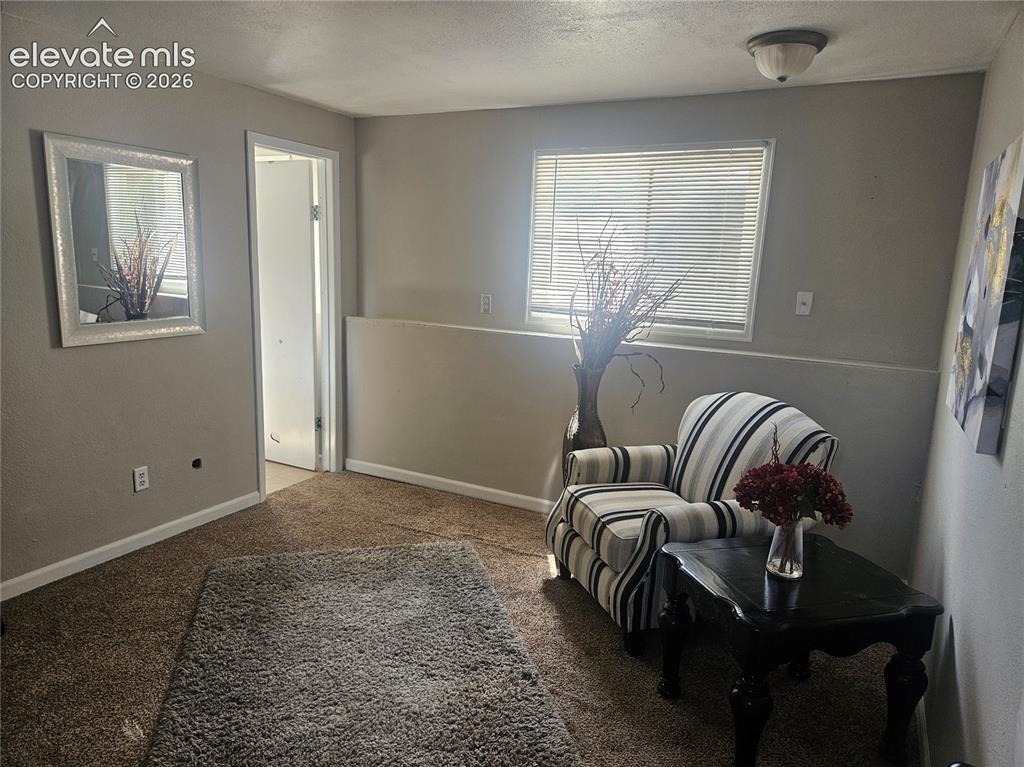 Image 9 of 11: Sitting Room