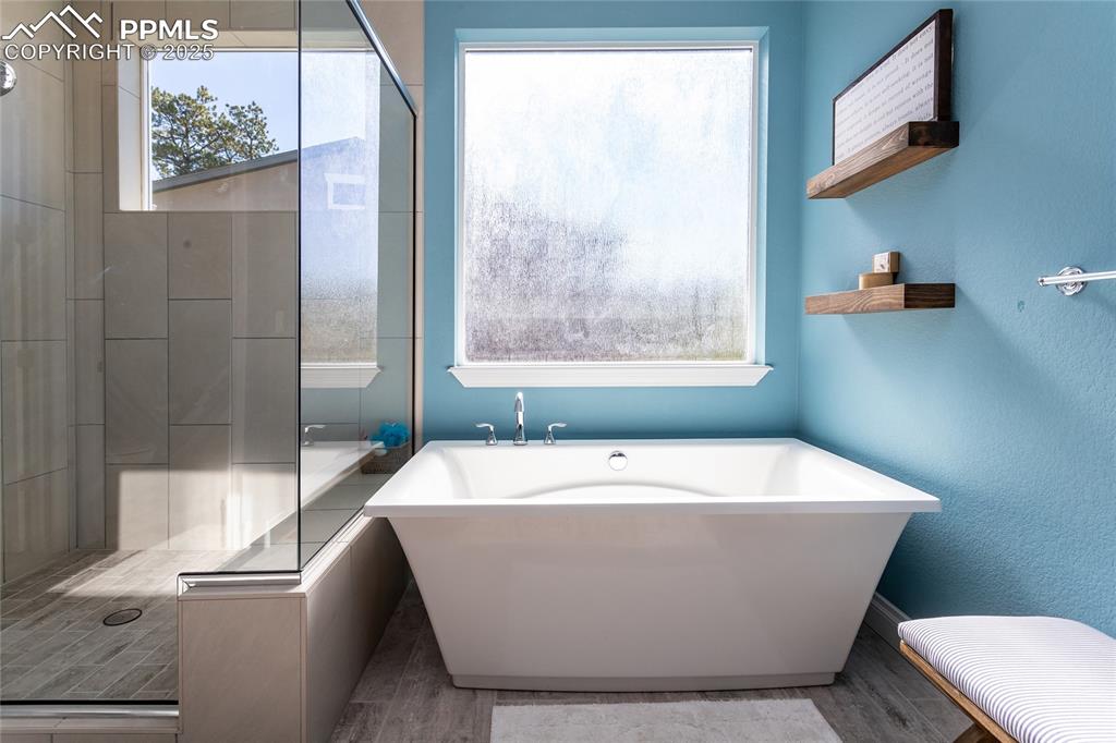 Image 18 of 45: Bathroom