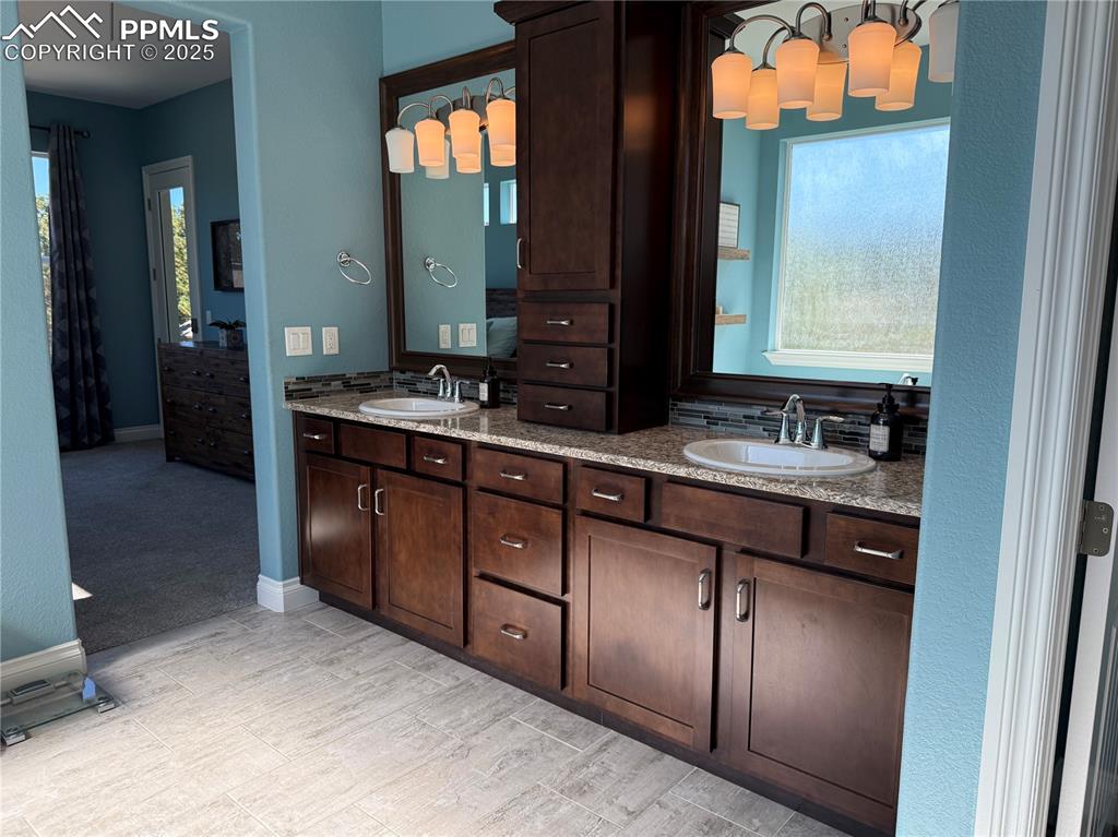 Image 19 of 45: Bathroom