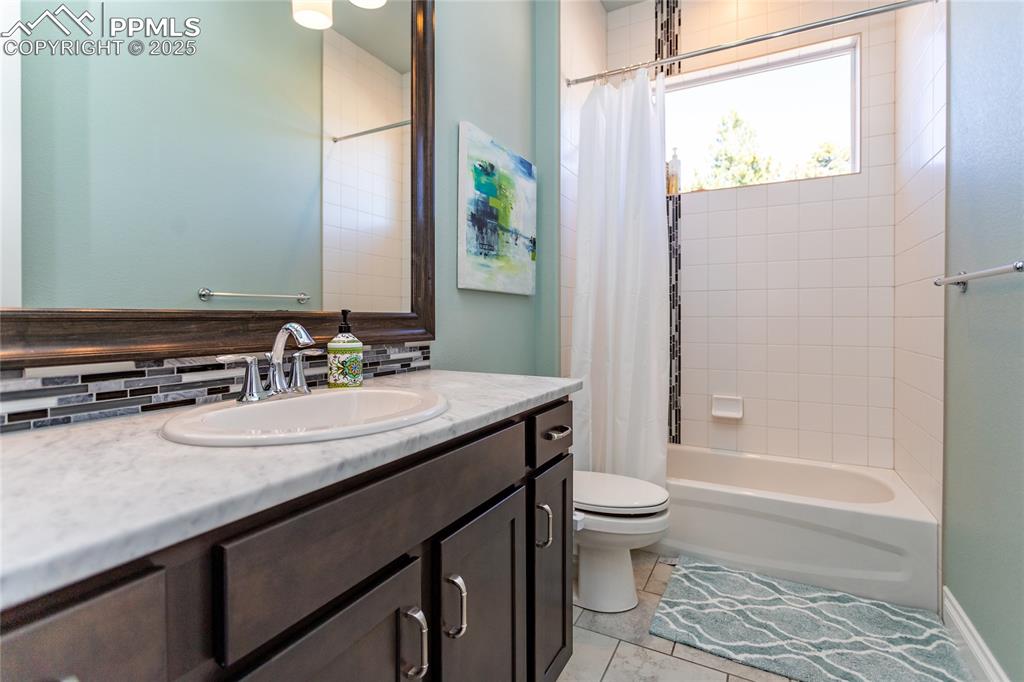 Image 21 of 45: Bathroom