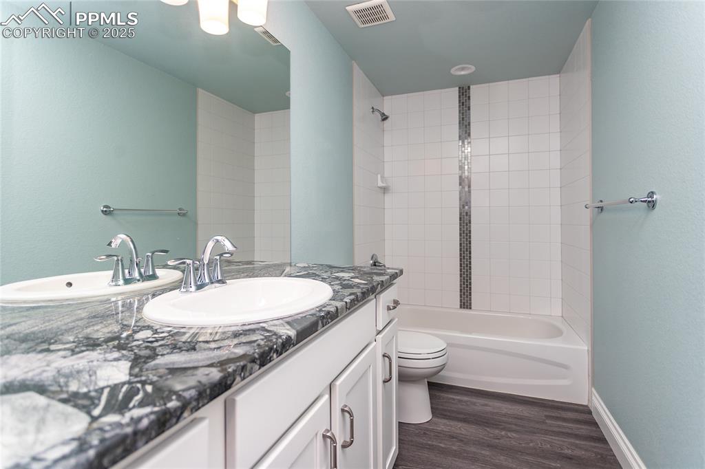 Image 33 of 45: Bathroom