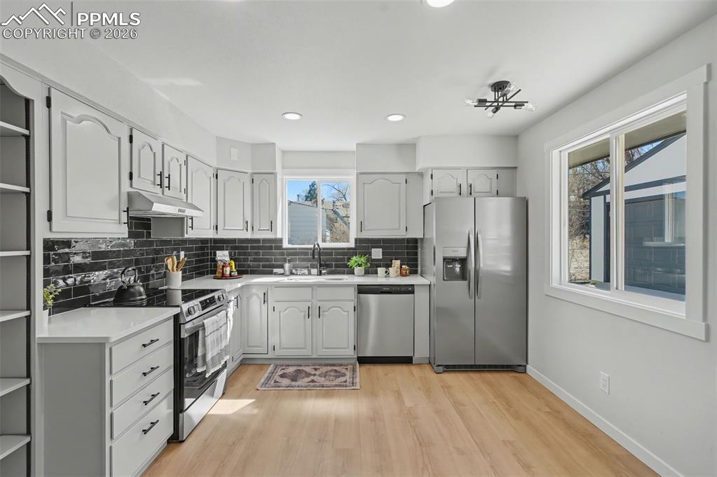 Image 10 of 24: Kitchen