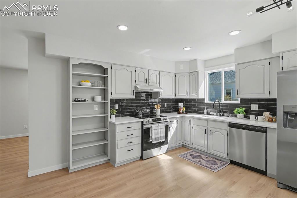 Image 11 of 24: Kitchen