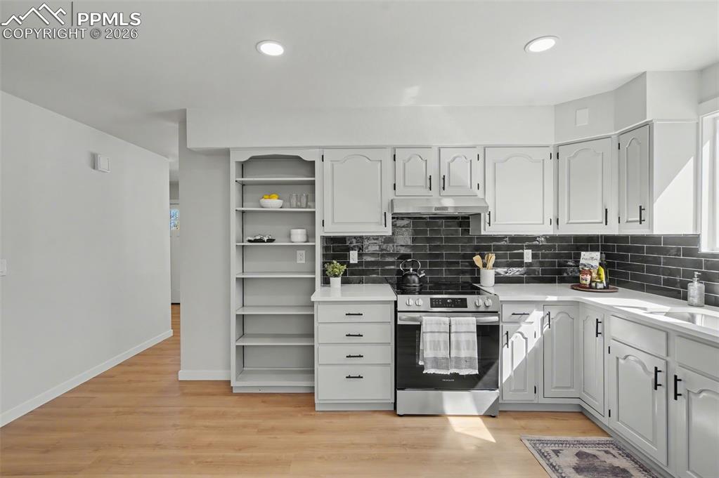 Image 12 of 24: Kitchen