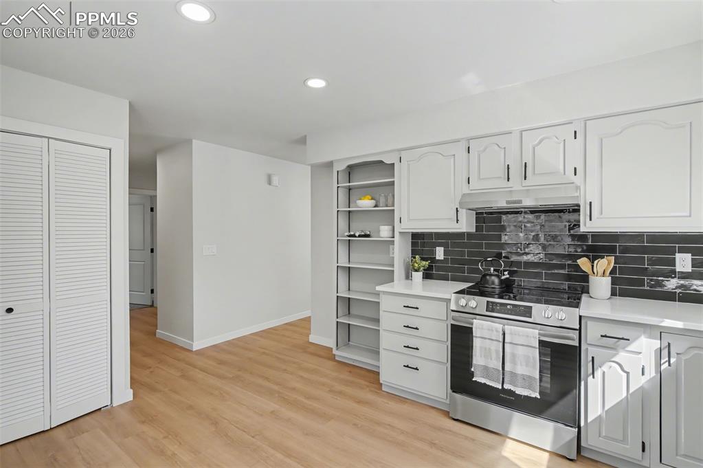 Image 13 of 24: Kitchen