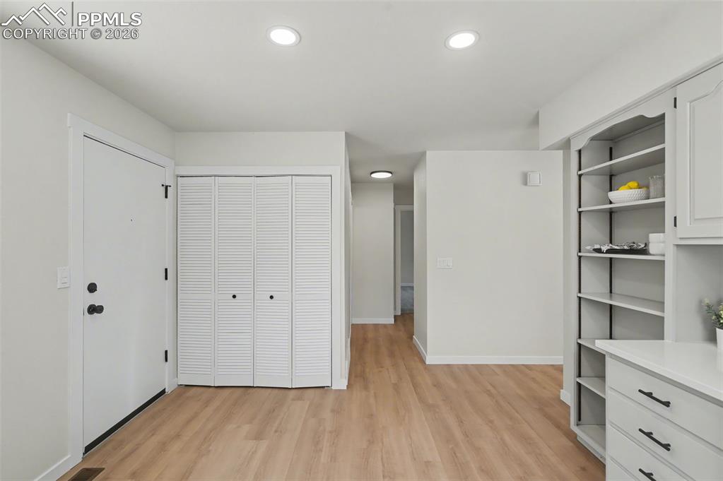 Image 14 of 24: Bedroom