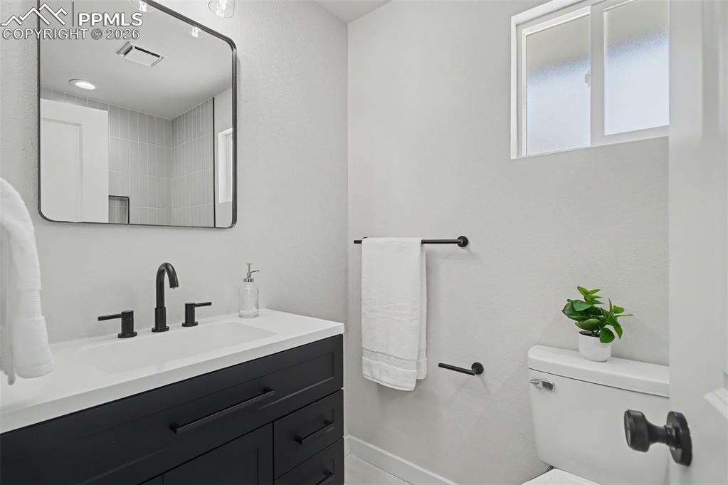 Image 18 of 24: Bathroom