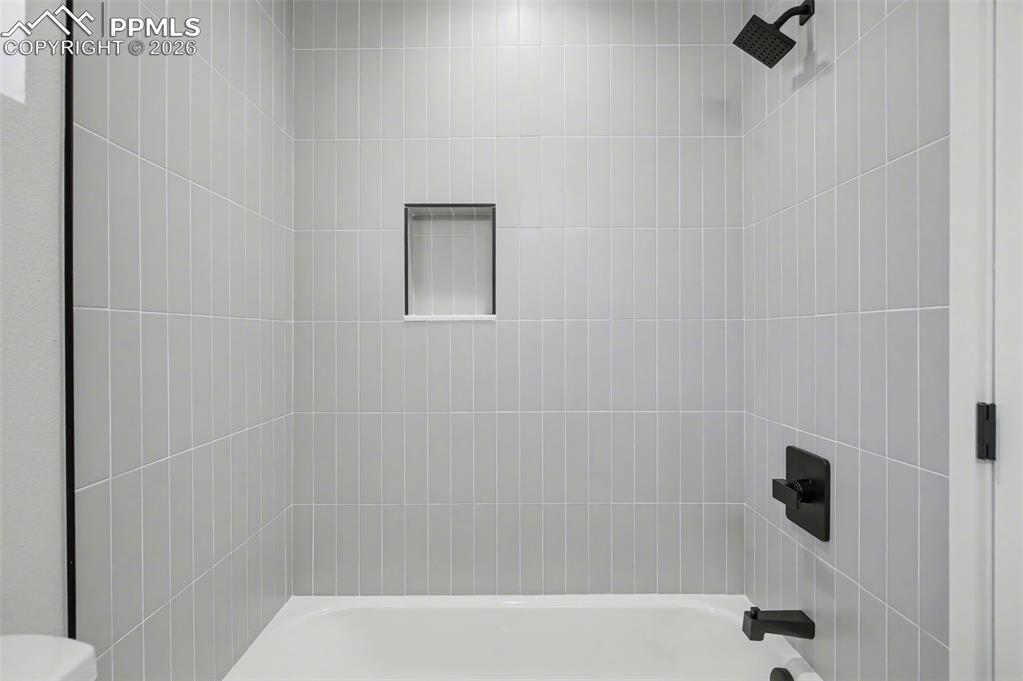 Image 19 of 24: Bathroom