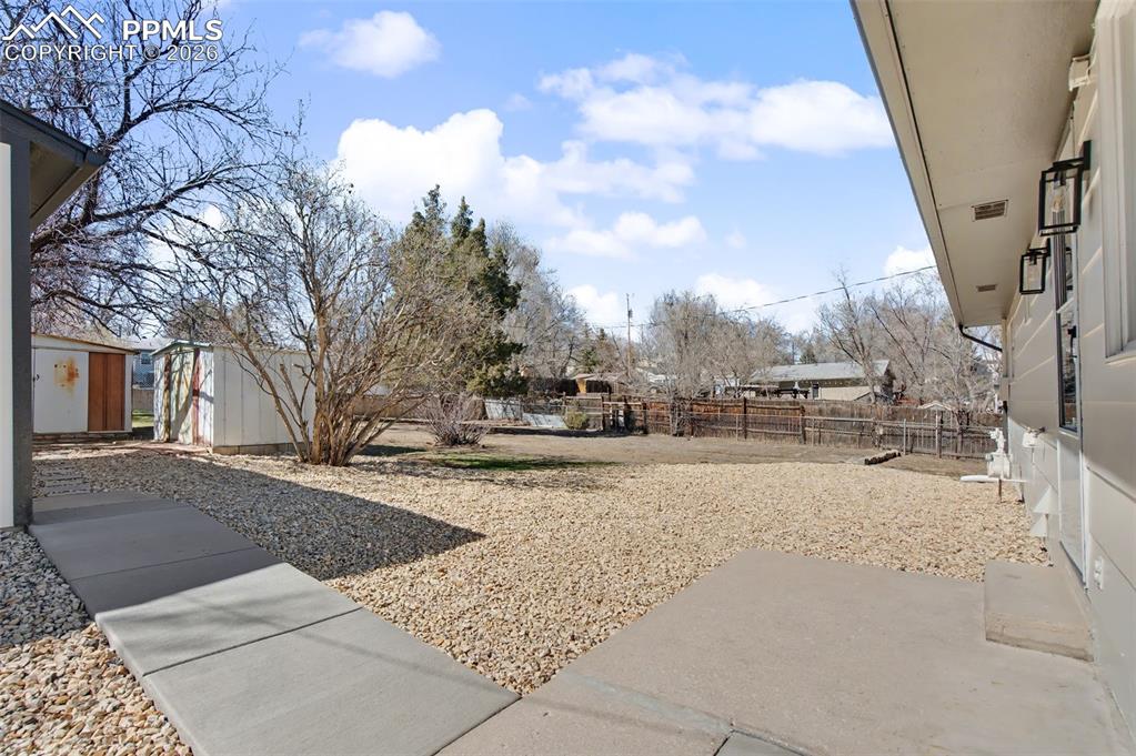 Image 23 of 24: Yard