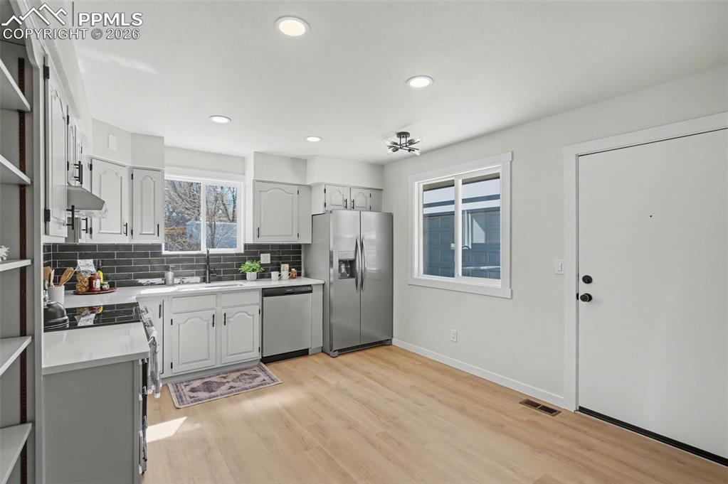 Image 9 of 24: Kitchen