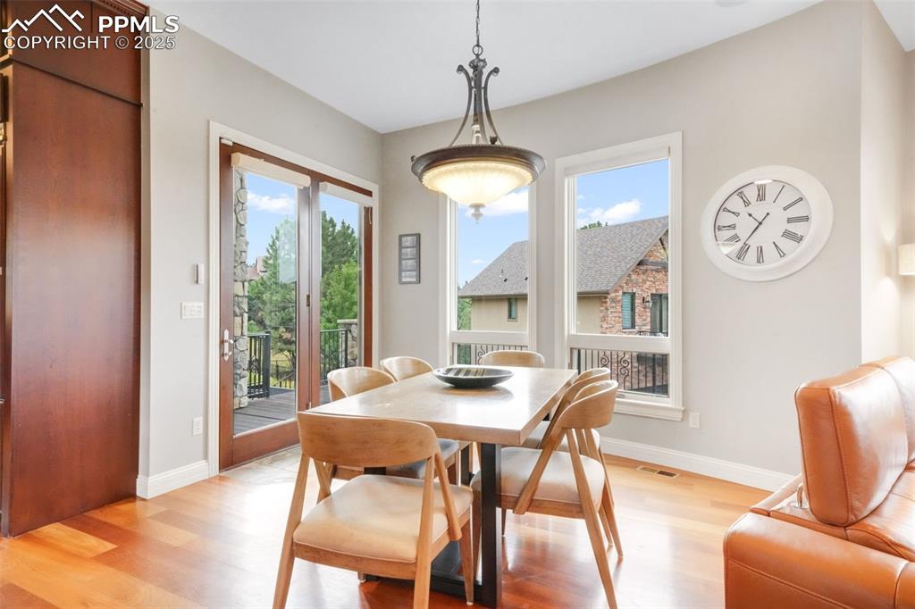Image 10 of 50: Dining Area