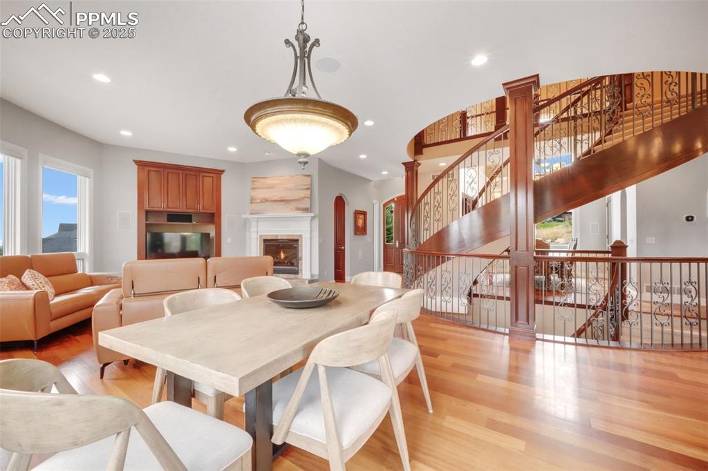 Image 11 of 50: Dining Area