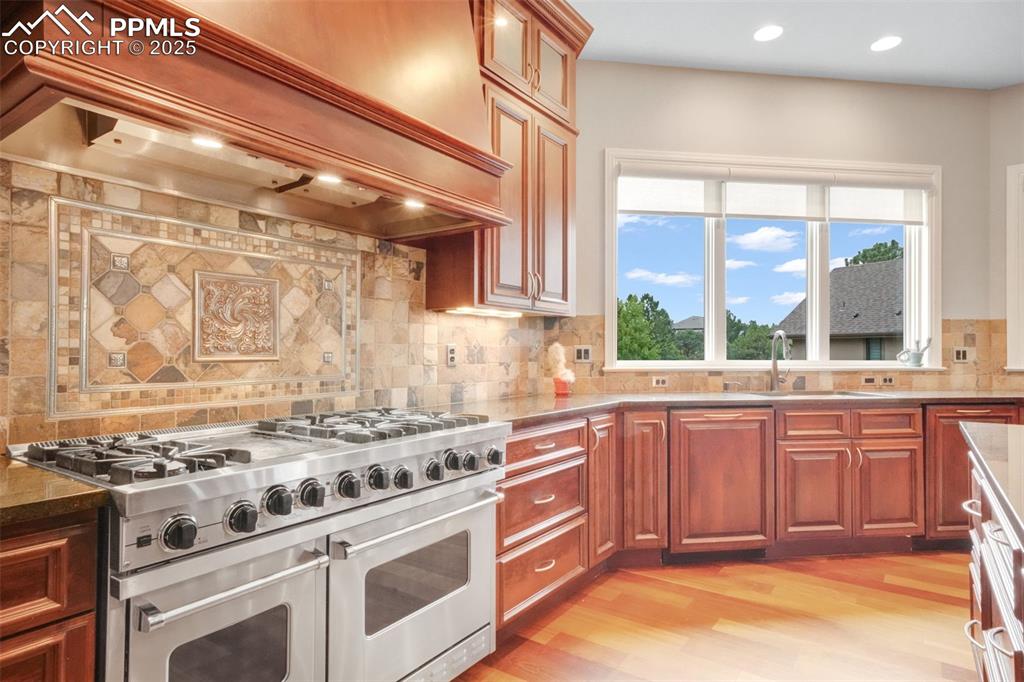 Image 14 of 50: Kitchen