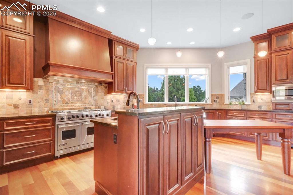 Image 15 of 50: Kitchen