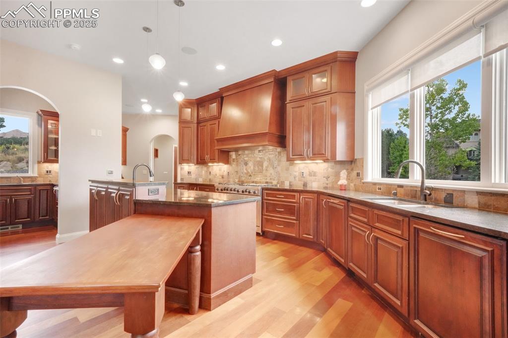 Image 16 of 50: Kitchen