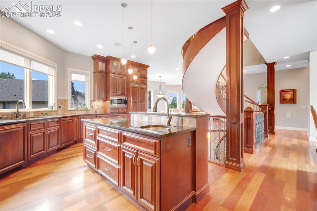 Image 17 of 50: Kitchen