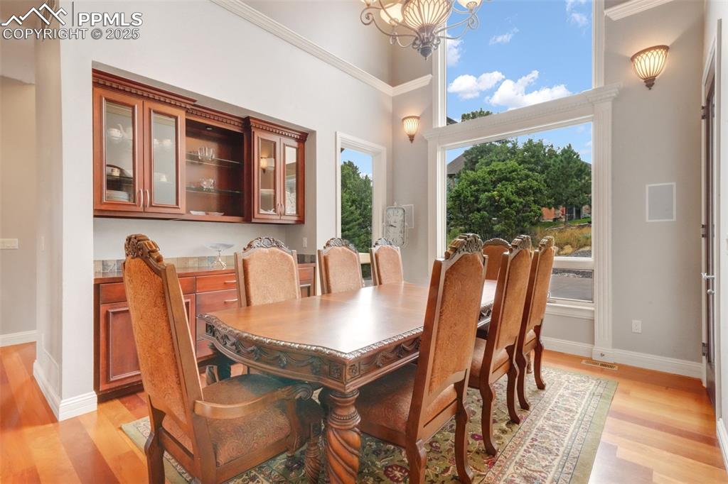 Image 4 of 50: Dining Area