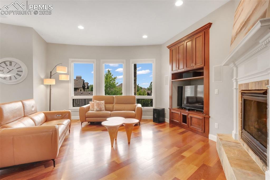 Image 8 of 50: Living Room