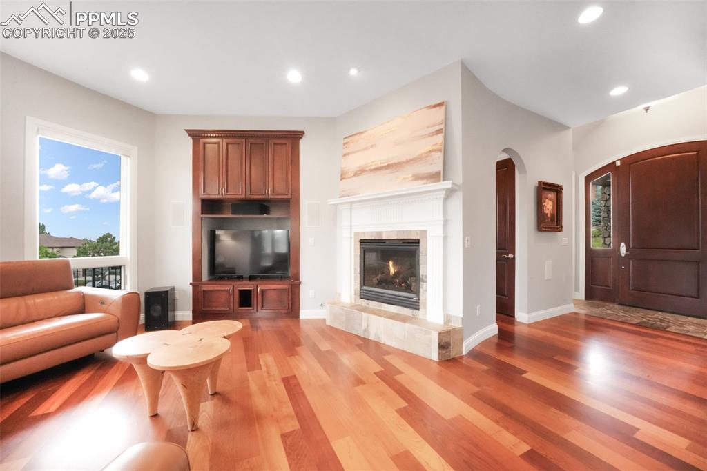 Image 9 of 50: Living Room