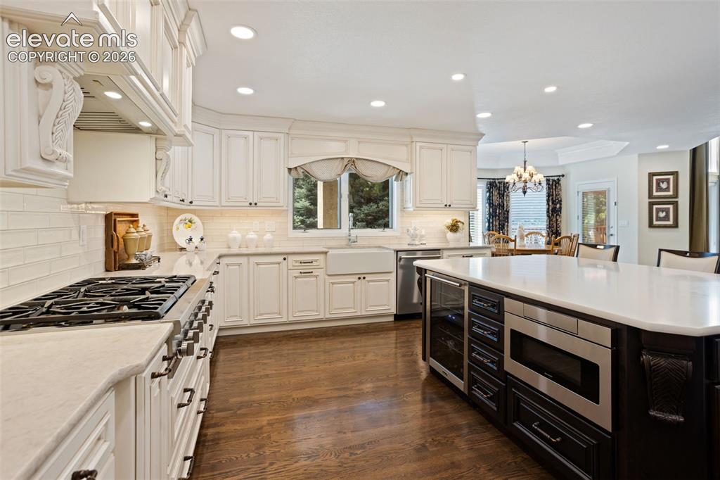 Image 17 of 50: Kitchen