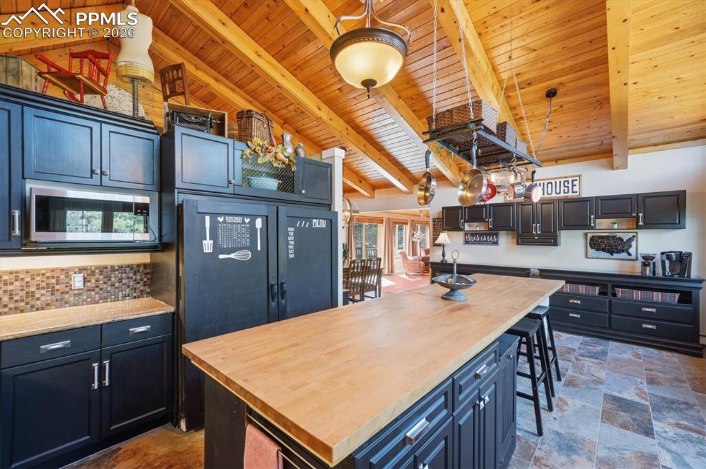 Image 10 of 50: Kitchen