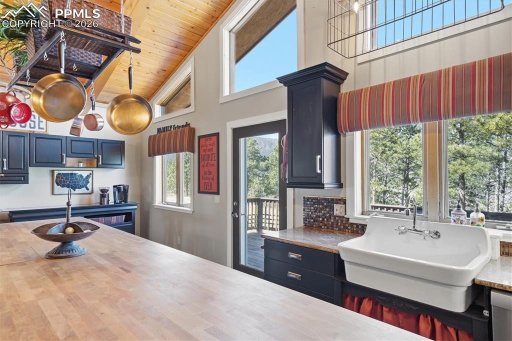 Image 12 of 50: Kitchen