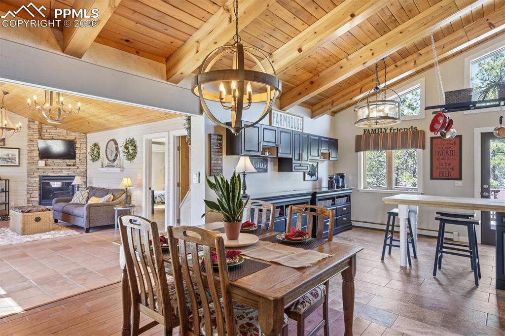 Image 14 of 50: Dining Area