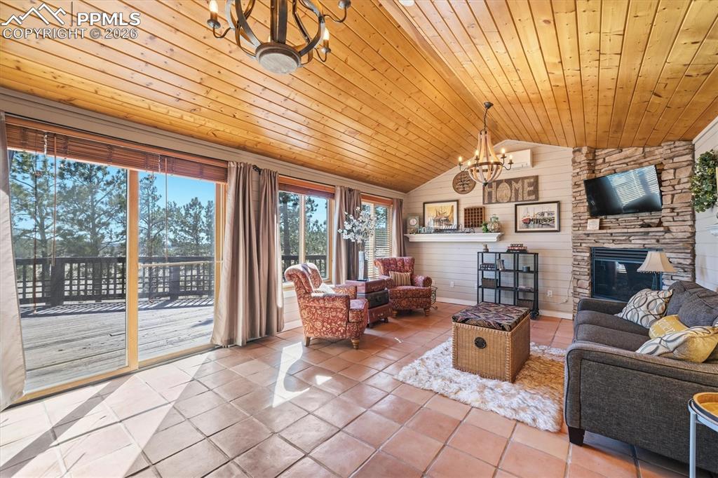 Image 15 of 50: Living Room