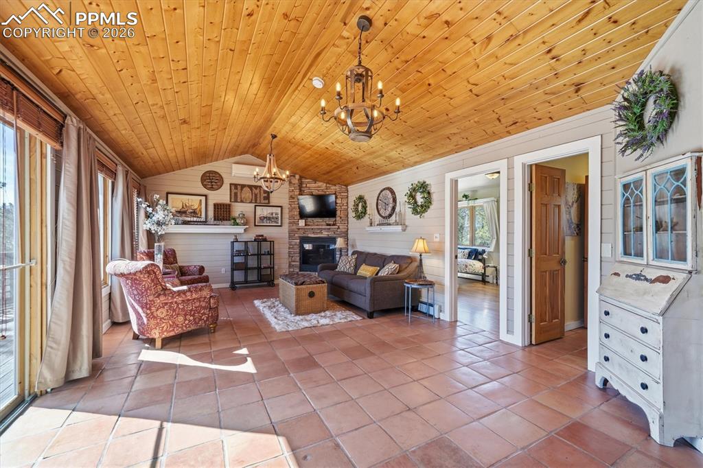 Image 16 of 50: Living Room