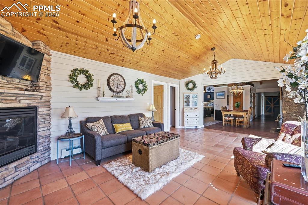 Image 17 of 50: Living Room