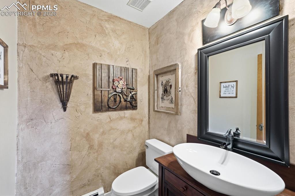 Image 18 of 50: Bathroom