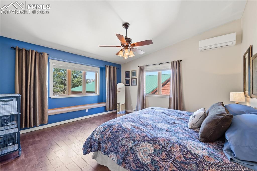 Image 20 of 50: Bedroom