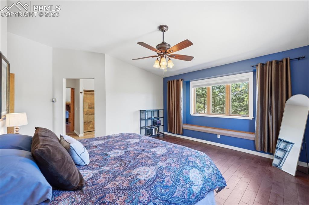 Image 21 of 50: Bedroom