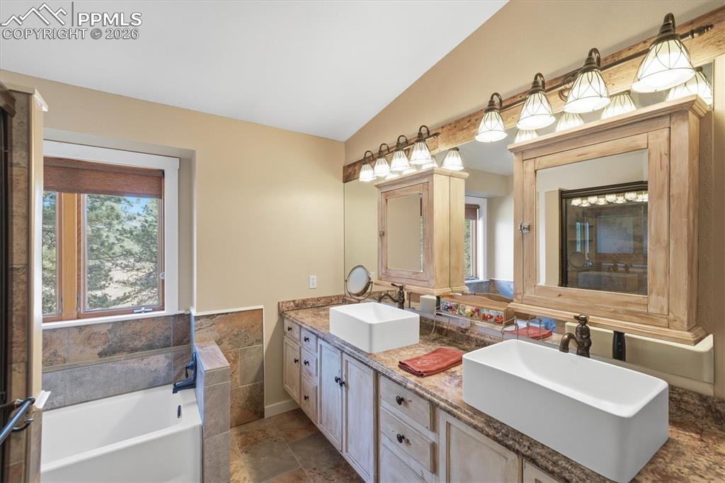 Image 22 of 50: Bathroom