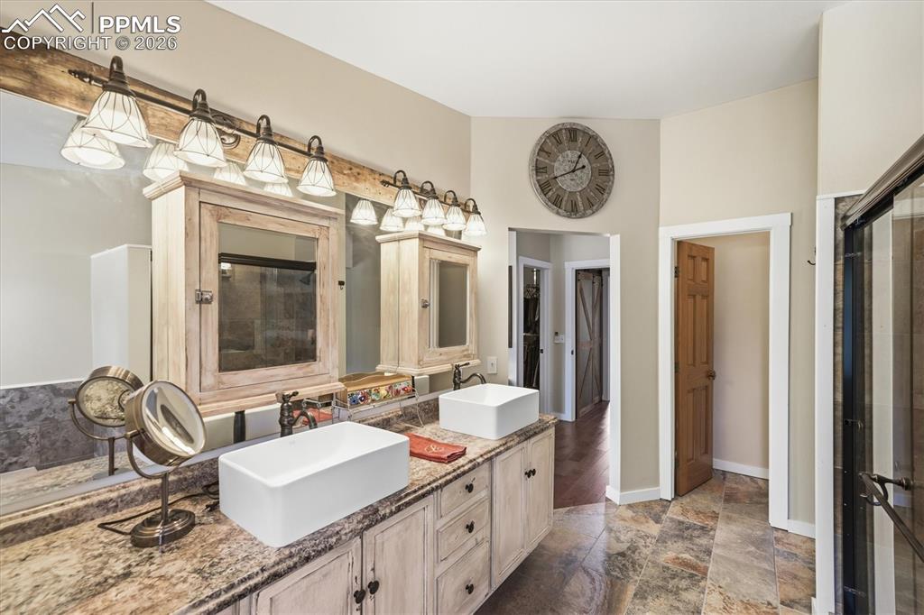 Image 23 of 50: Bathroom