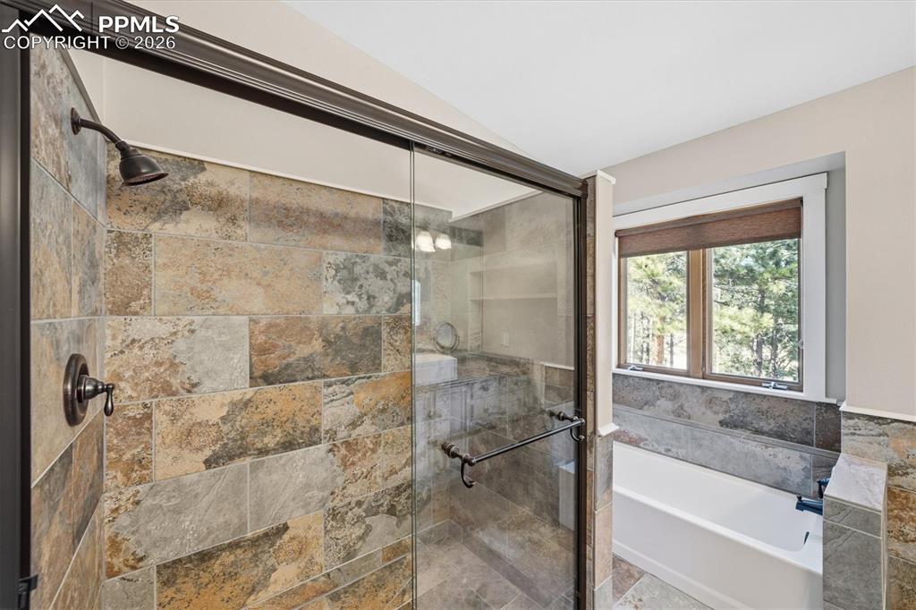 Image 24 of 50: Bathroom