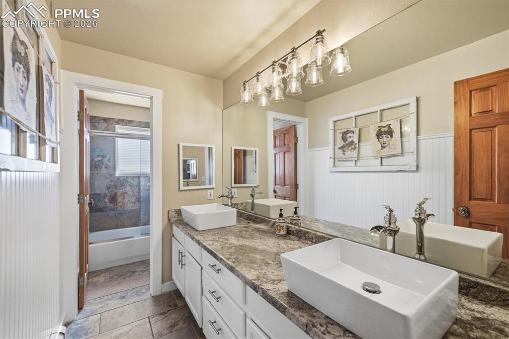 Image 26 of 50: Bathroom