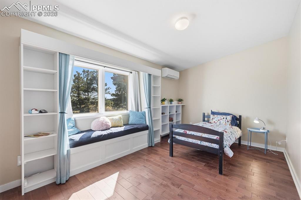 Image 27 of 50: Bedroom