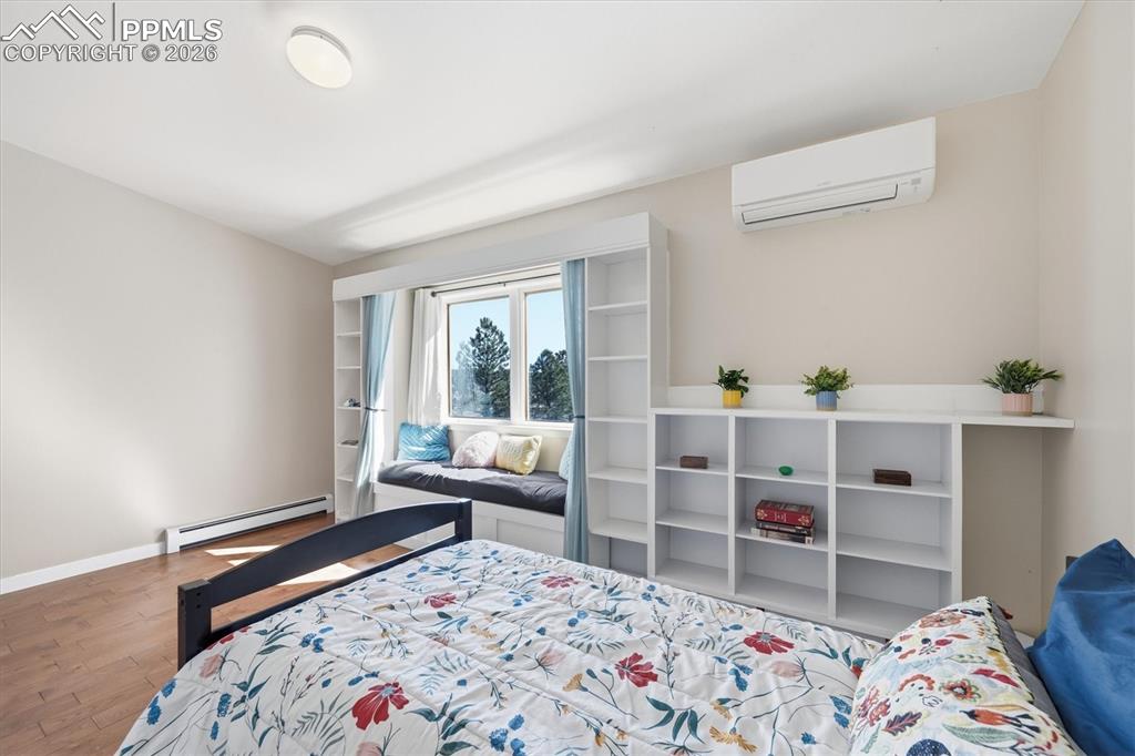 Image 28 of 50: Bedroom