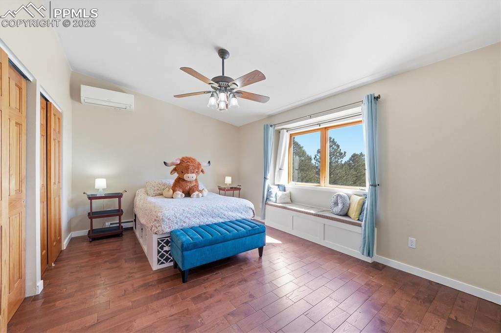 Image 29 of 50: Bedroom