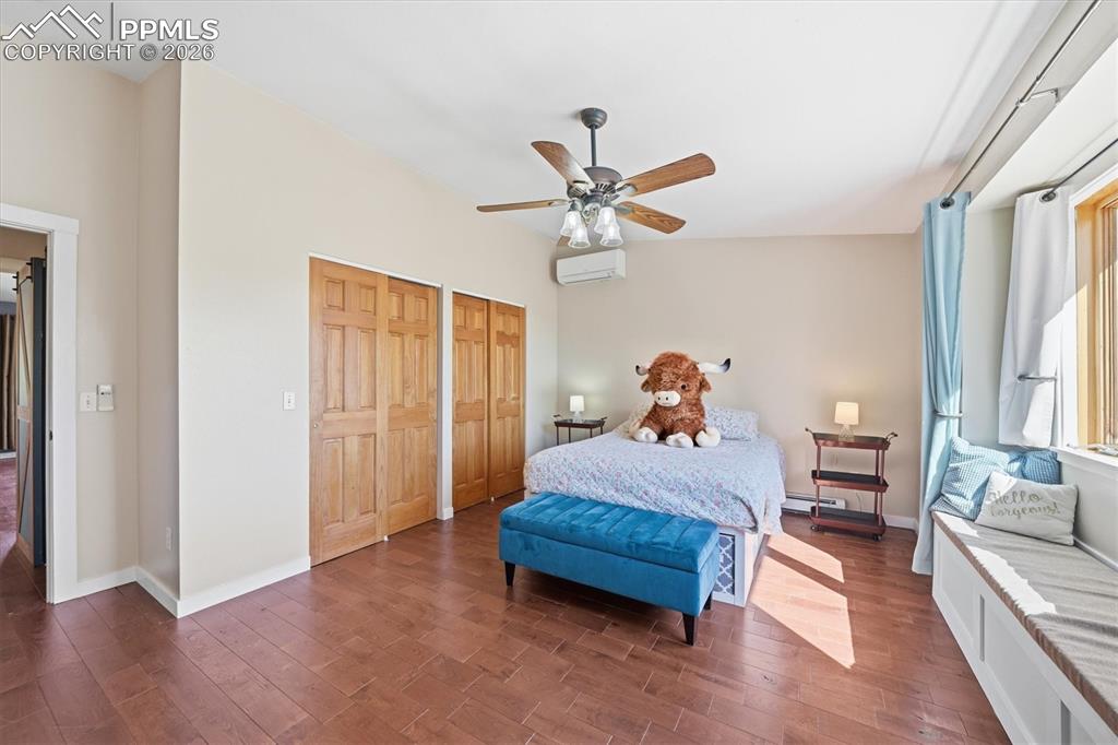 Image 30 of 50: Bedroom