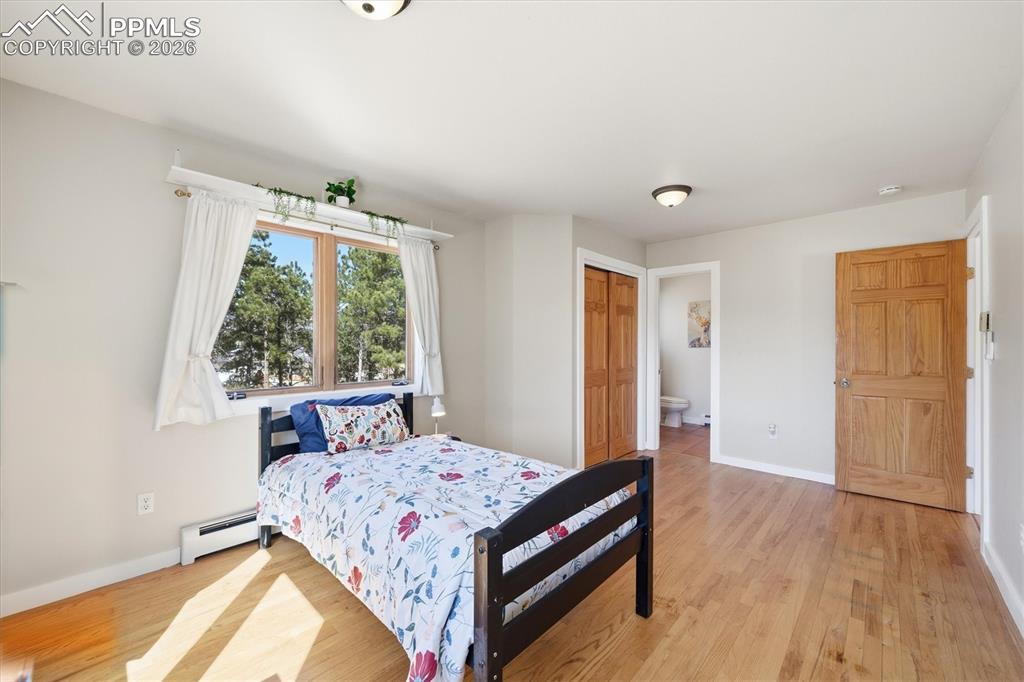 Image 31 of 50: Bedroom