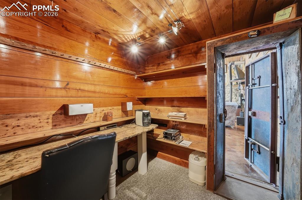 Image 46 of 50: Office