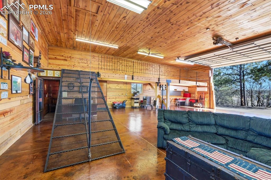 Image 47 of 50: Living Room